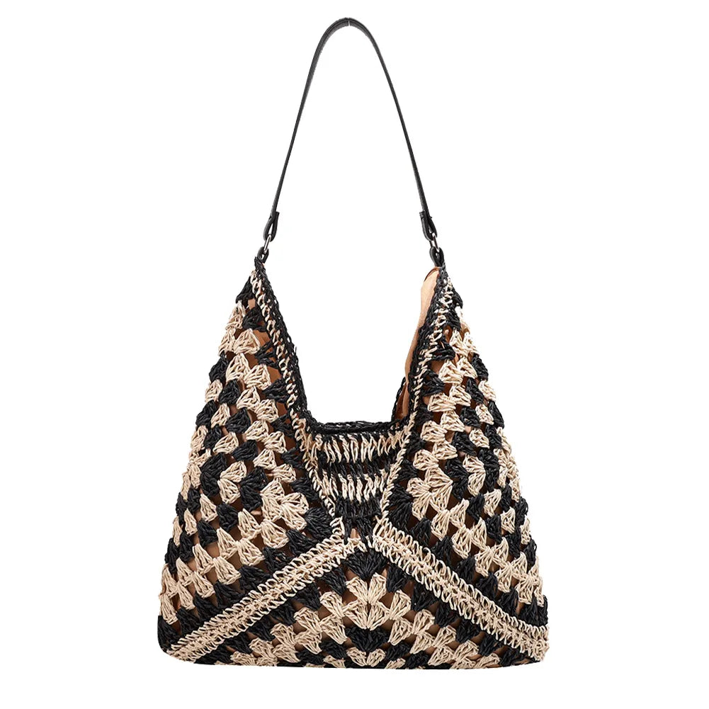 Sac à main en paille bohème chic pour femme, idéal pour l'été et les tenues de mode estivales.