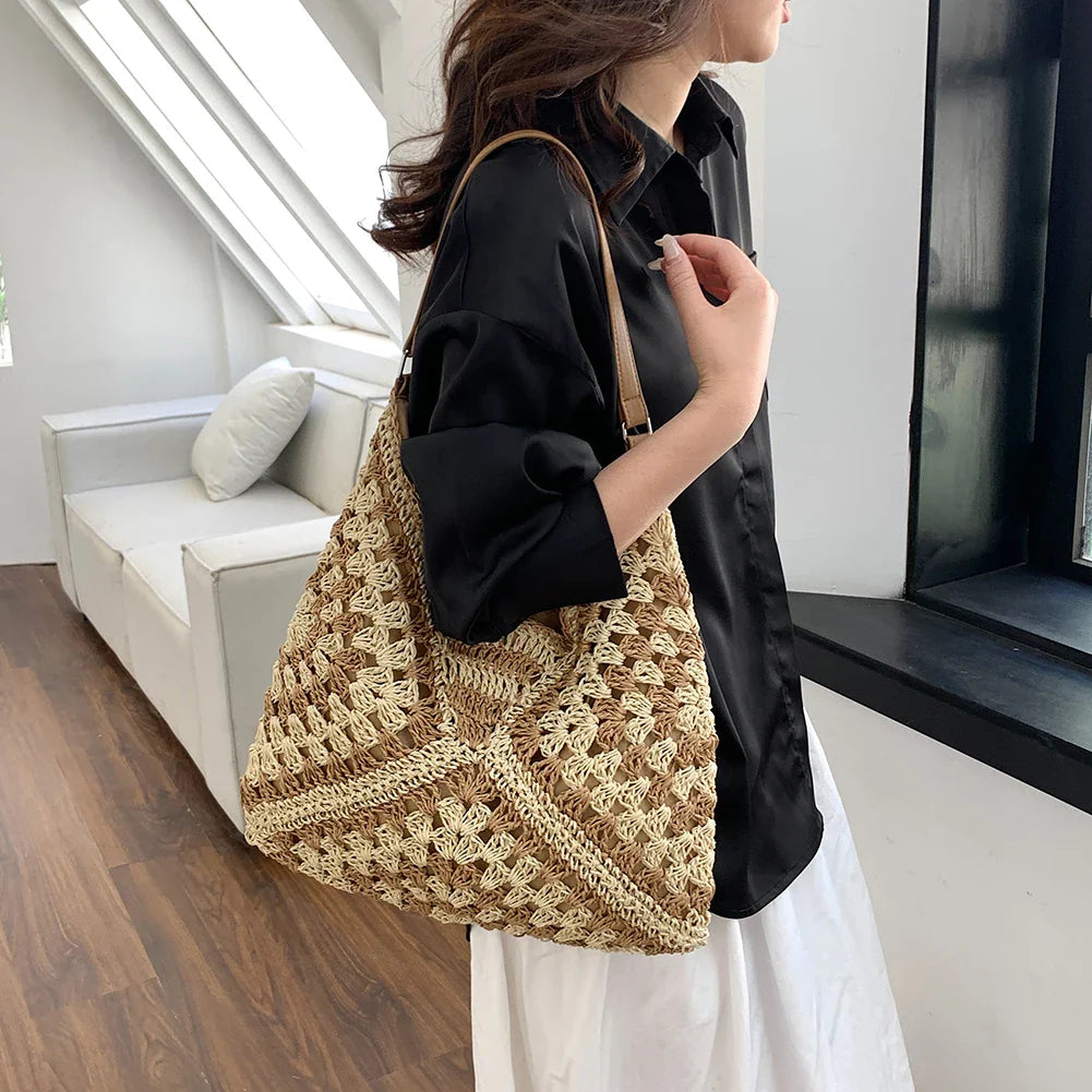 Sac en paille tressé tendance pour femme, un accessoire estival incontournable pour la mode.