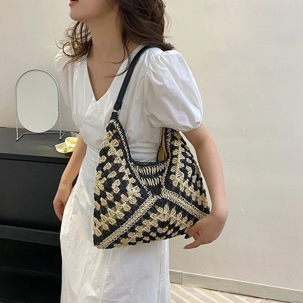 Sac en paille bicolore élégant pour femme, un sac à main chic et moderne pour l'été.