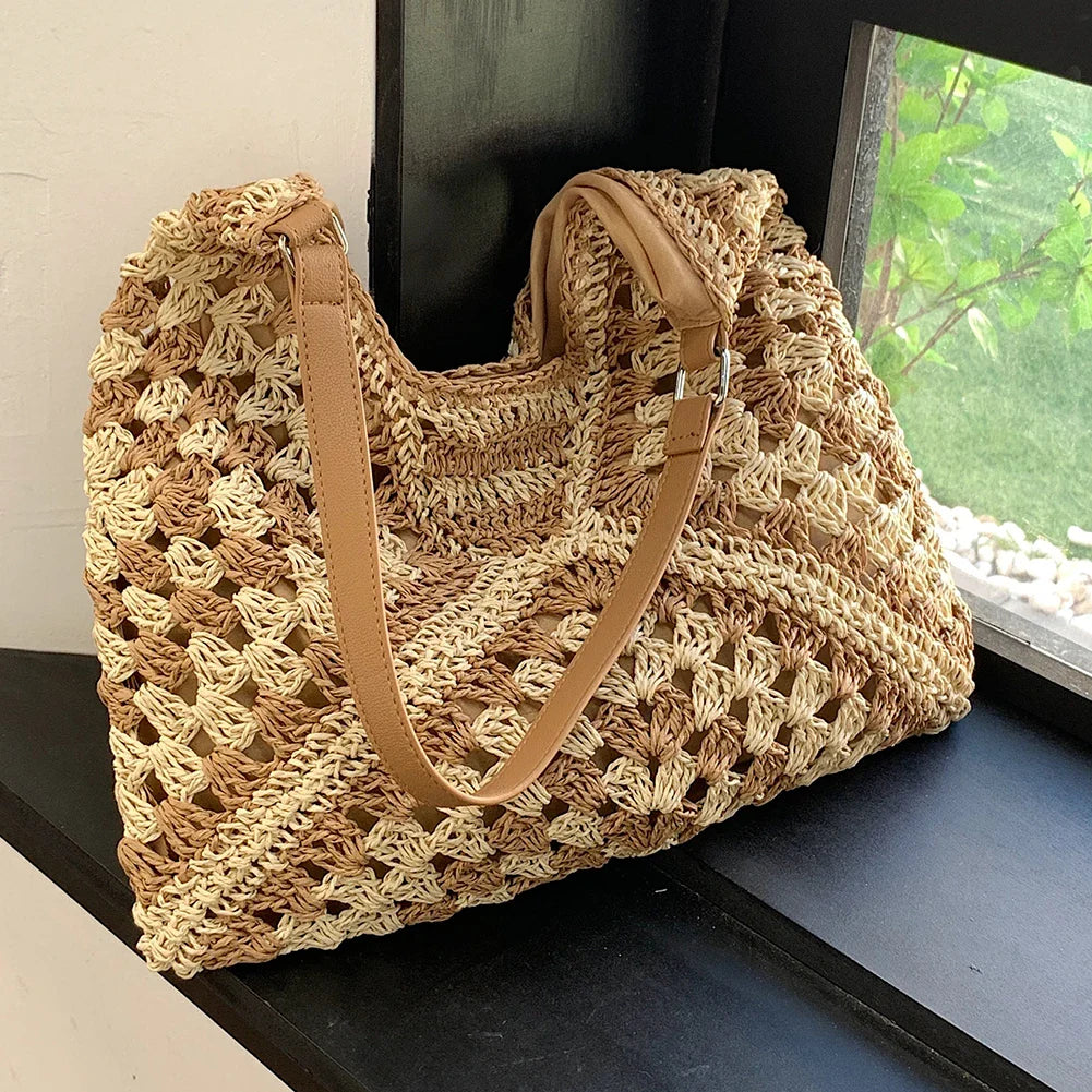 Sac à main femme en paille tressée, chic et pratique pour l'été, reflétant la mode bohème.