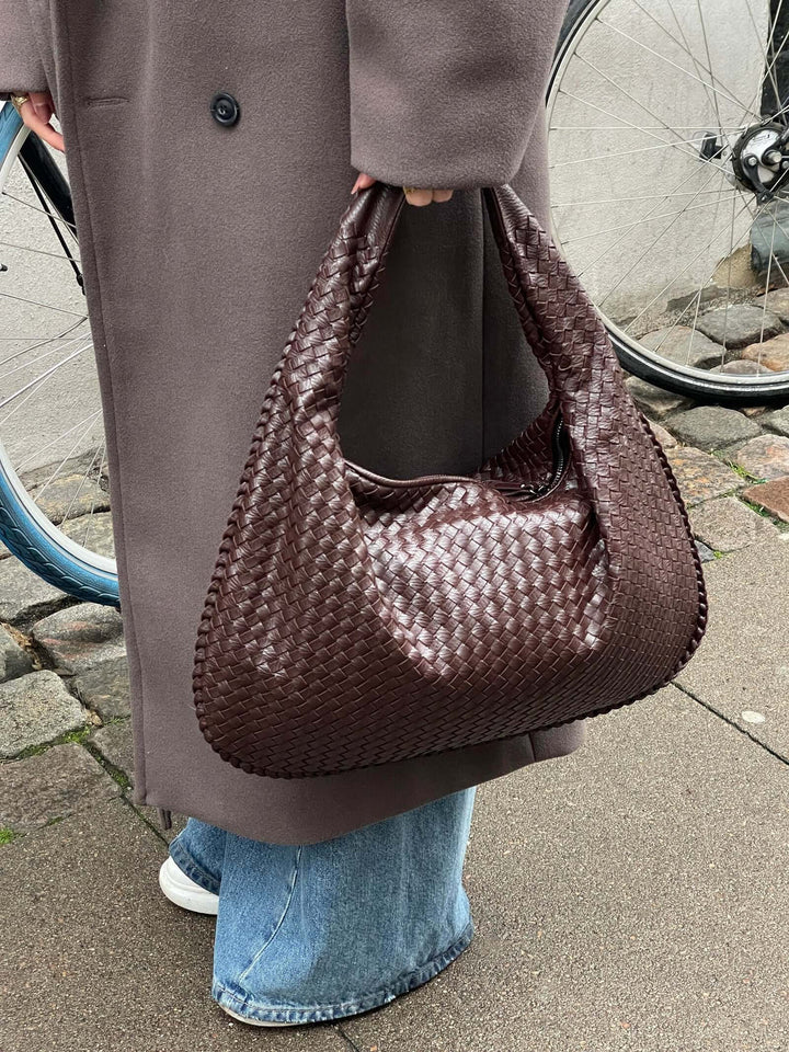 "Sac épaule souple tressé grand format, similicuir élégant pour femmes, coloré et spacieux avec poignée confortable."