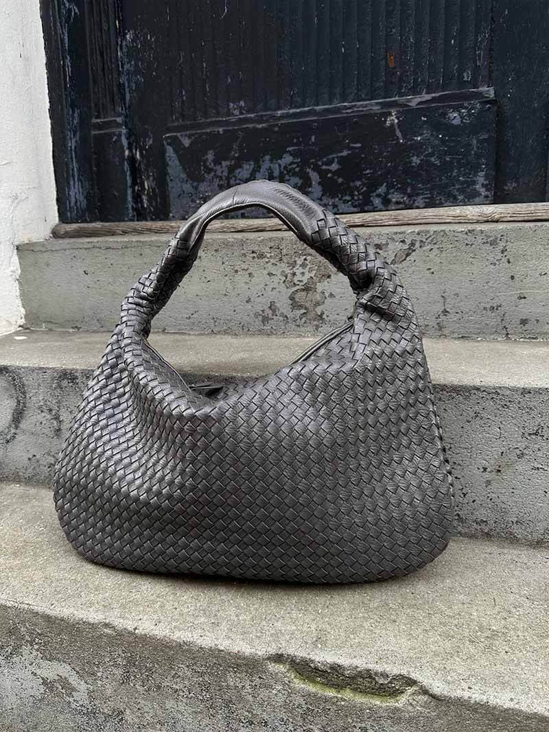 "Sac épaule souple tressé grand format, similicuir élégant pour femmes, coloré et spacieux avec poignée confortable."