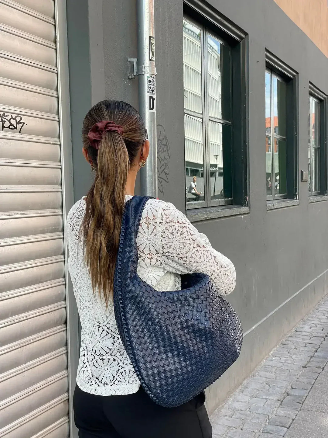 "Sac épaule souple tressé grand format, similicuir élégant pour femmes, coloré et spacieux avec poignée confortable."