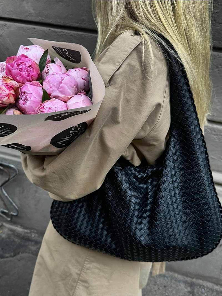 "Sac épaule souple tressé grand format, similicuir élégant pour femmes, coloré et spacieux avec poignée confortable."