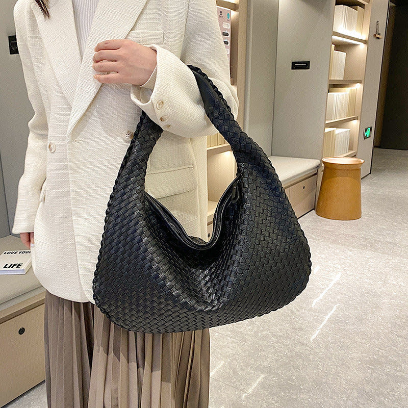 "Sac épaule souple tressé grand format, similicuir élégant pour femmes, coloré et spacieux avec poignée confortable."