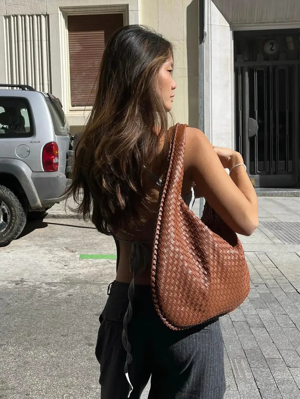 "Sac épaule souple tressé grand format, similicuir élégant pour femmes, coloré et spacieux avec poignée confortable."