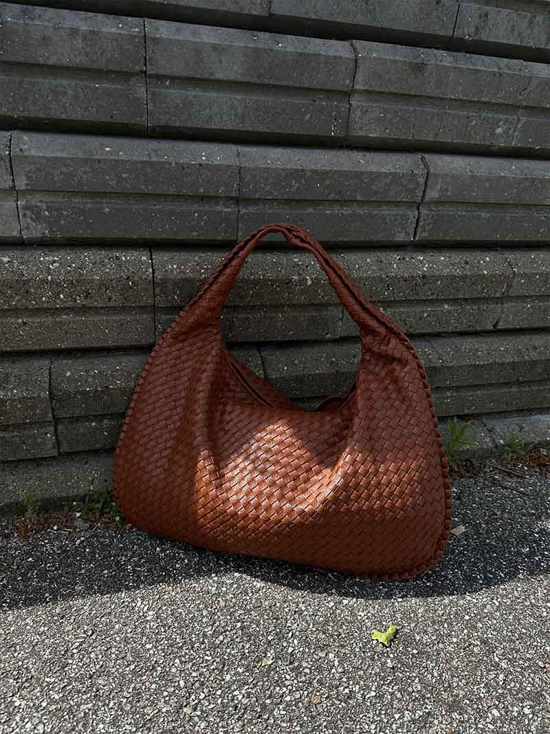 "Sac épaule souple tressé grand format, similicuir élégant pour femmes, coloré et spacieux avec poignée confortable."