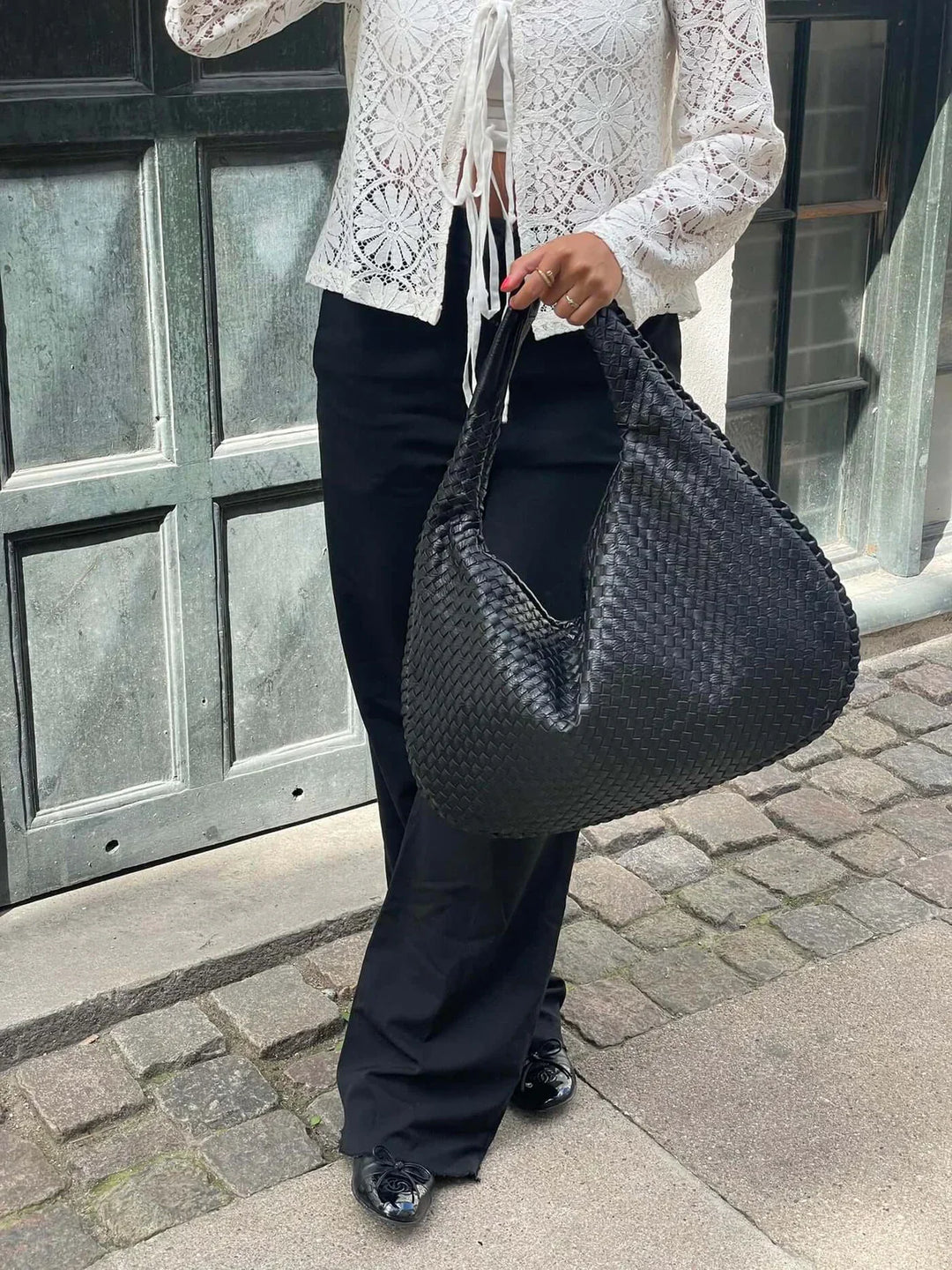 "Sac épaule souple tressé grand format, similicuir élégant pour femmes, coloré et spacieux avec poignée confortable."