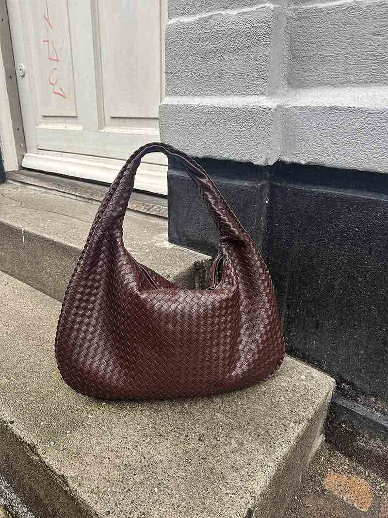 "Sac épaule souple tressé grand format, similicuir élégant pour femmes, coloré et spacieux avec poignée confortable."