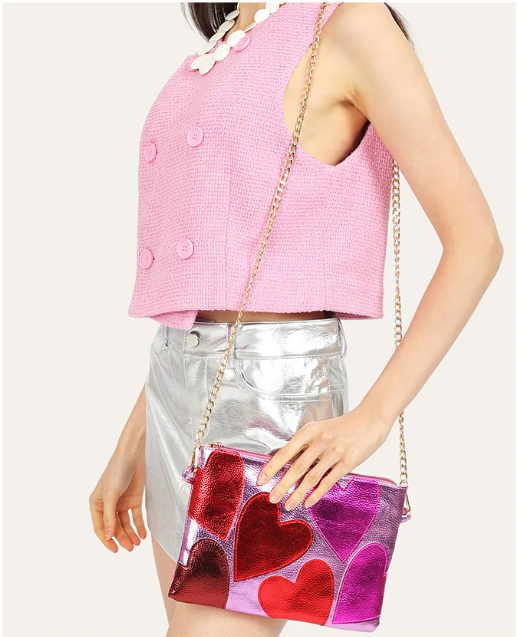Sac à main femme tendance, métallisé scintillant avec cœurs, accessoire élégant pour soirée chic.