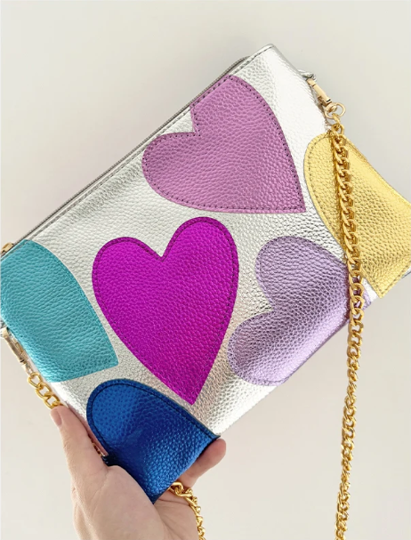 Pochette chic similicuir métallisé brillant, motifs cœurs, pour femmes. Élégante et tendance.