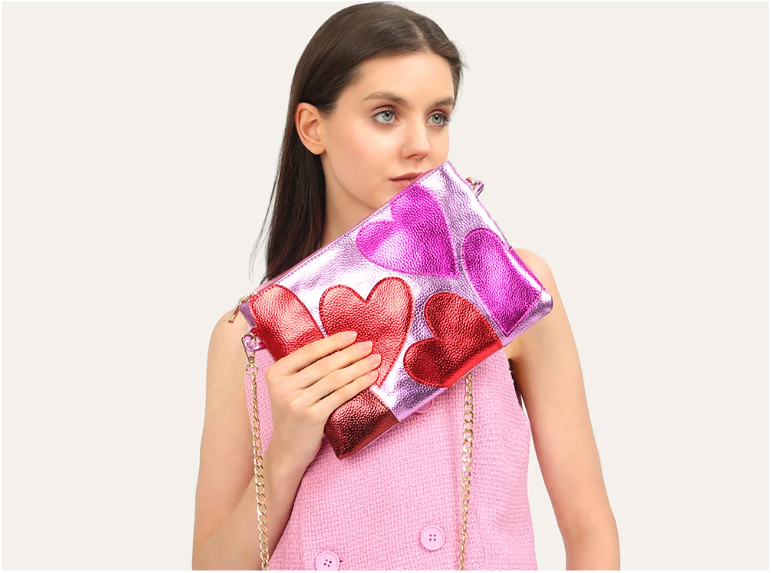 Accessoire mode femme, sac brillant métallisé cœurs argentés, pour un look scintillant réussi.