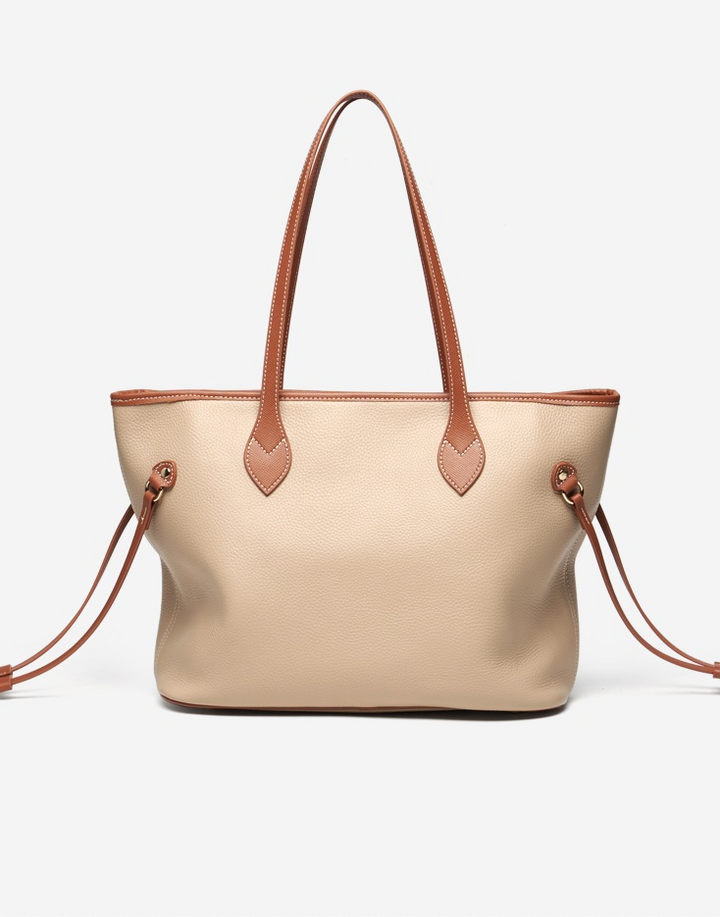 Vue de face du sac fourre-tout en cuir Amalfi, mettant en valeur sa texture et son design épuré.