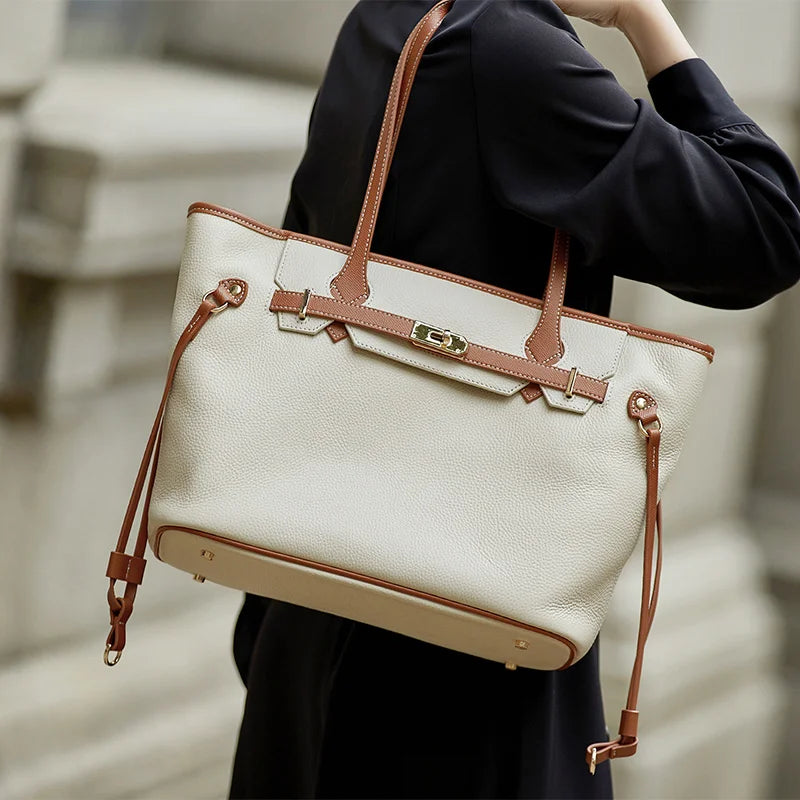 Sac femme en cuir Amalfi sur l'épaule, montrant sa taille idéale et son allure chic.