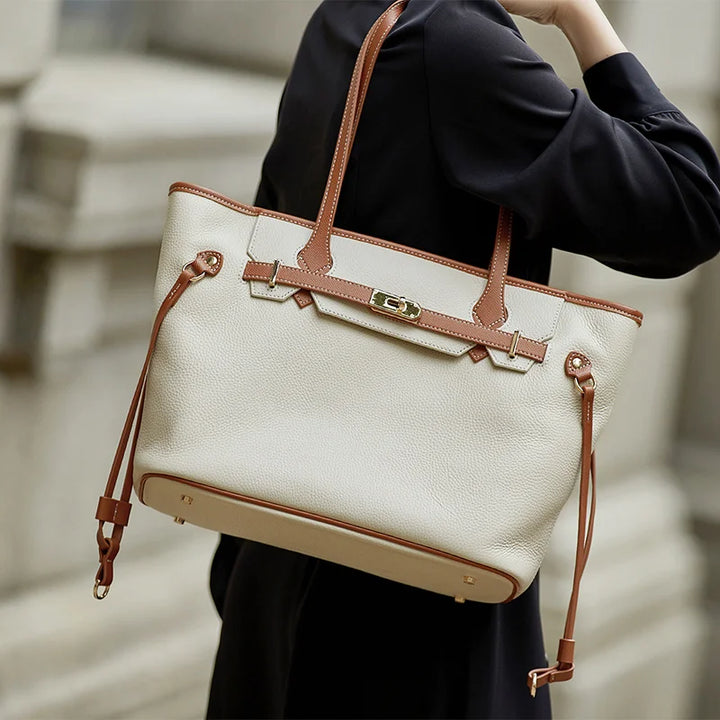 Sac femme en cuir Amalfi sur l'épaule, montrant sa taille idéale et son allure chic.