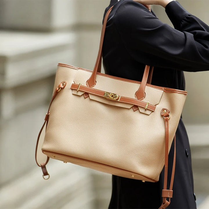 Le sac fourre-tout Amalfi porté par une femme élégante en ville, un accessoire de mode indispensable.