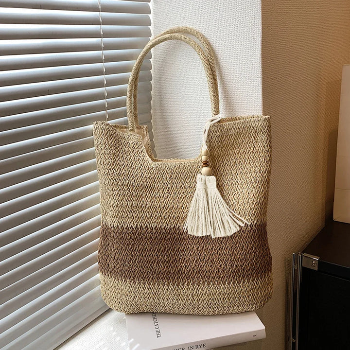Cabas chic en paille pour femme, parfait pour l'été, style naturel et élégant.