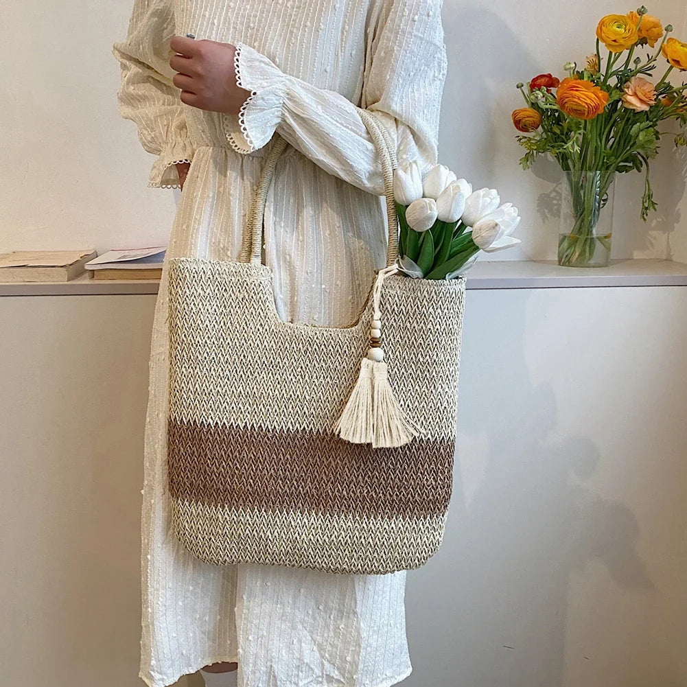Sac en paille tendance pour femme, fourre-tout naturel, idéal comme sac de plage ou ville.