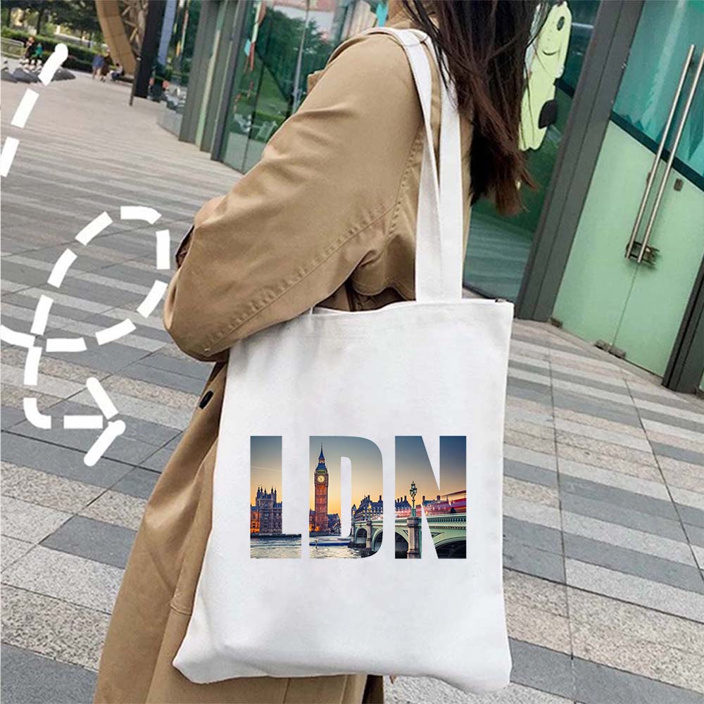Sac fourre-tout motif Londres en toile, style décontracté, pour un look tendance et pratique.