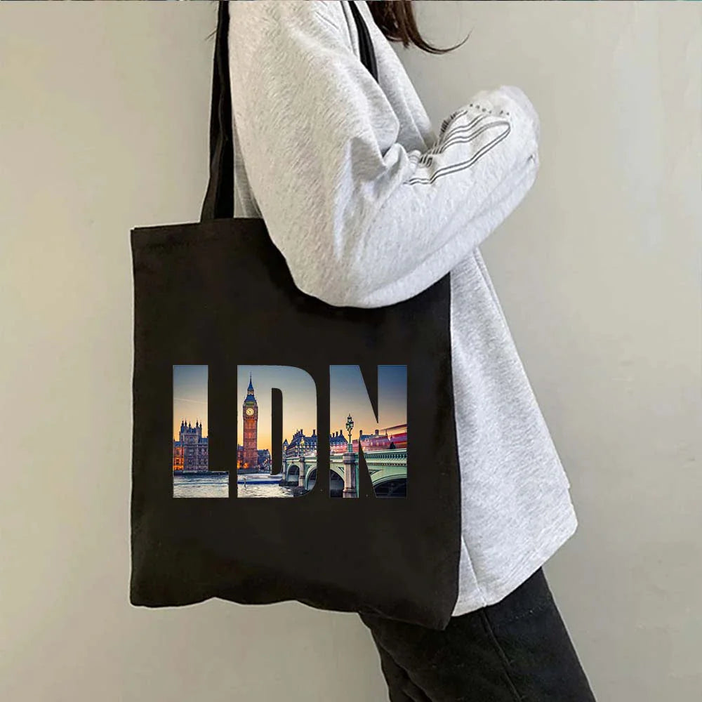 Sac en tissu avec design Londres, parfait pour transporter vos affaires avec élégance urbaine.