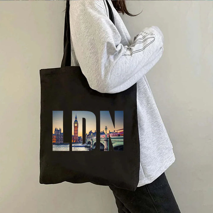 Sac en tissu avec design Londres, parfait pour transporter vos affaires avec élégance urbaine.