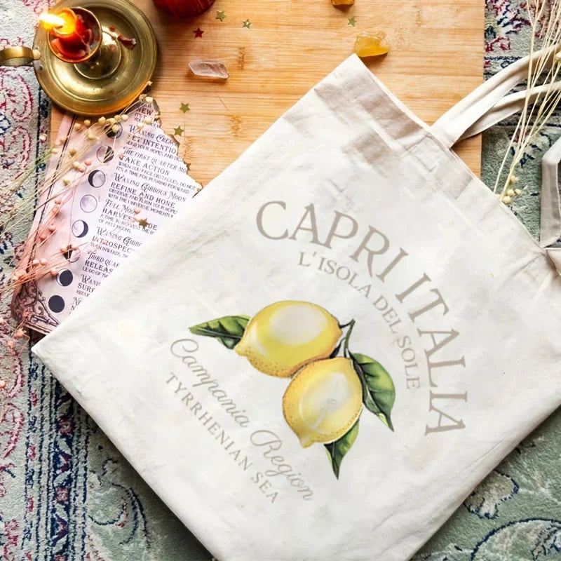 Sac fourre-tout chic femme, ambiance été et printemps, motif méditerranéen élégant et moderne.