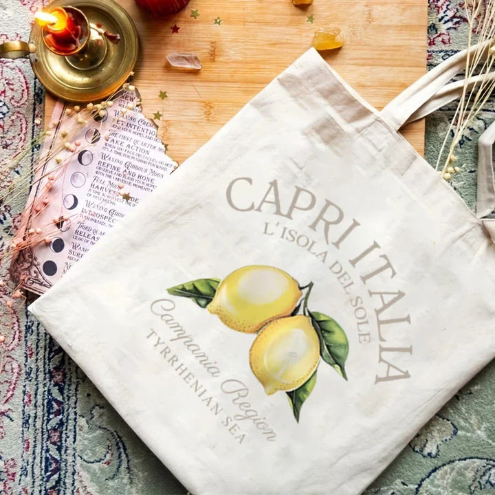 Sac fourre-tout chic femme, ambiance été et printemps, motif méditerranéen élégant et moderne.