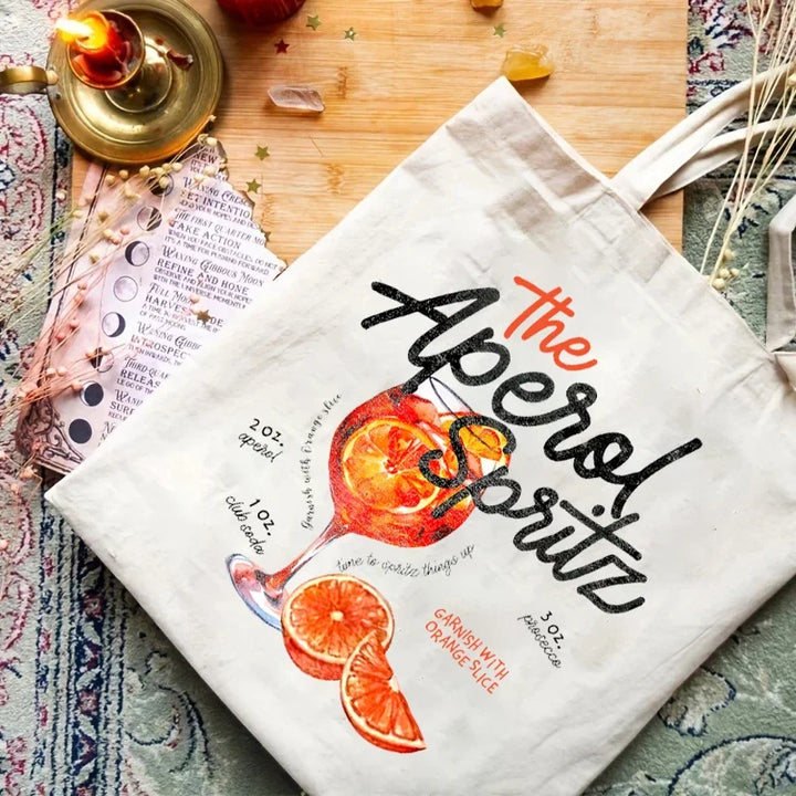 Sac fourre-tout femme mode en tissu imprimé cocktails. Un accessoire original et léger pour une touche estivale.