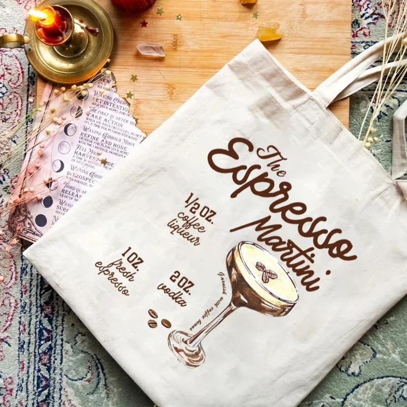Original sac fourre-tout femme en tissu, motif cocktails coloré. Accessoire léger et tendance pour toute saison.