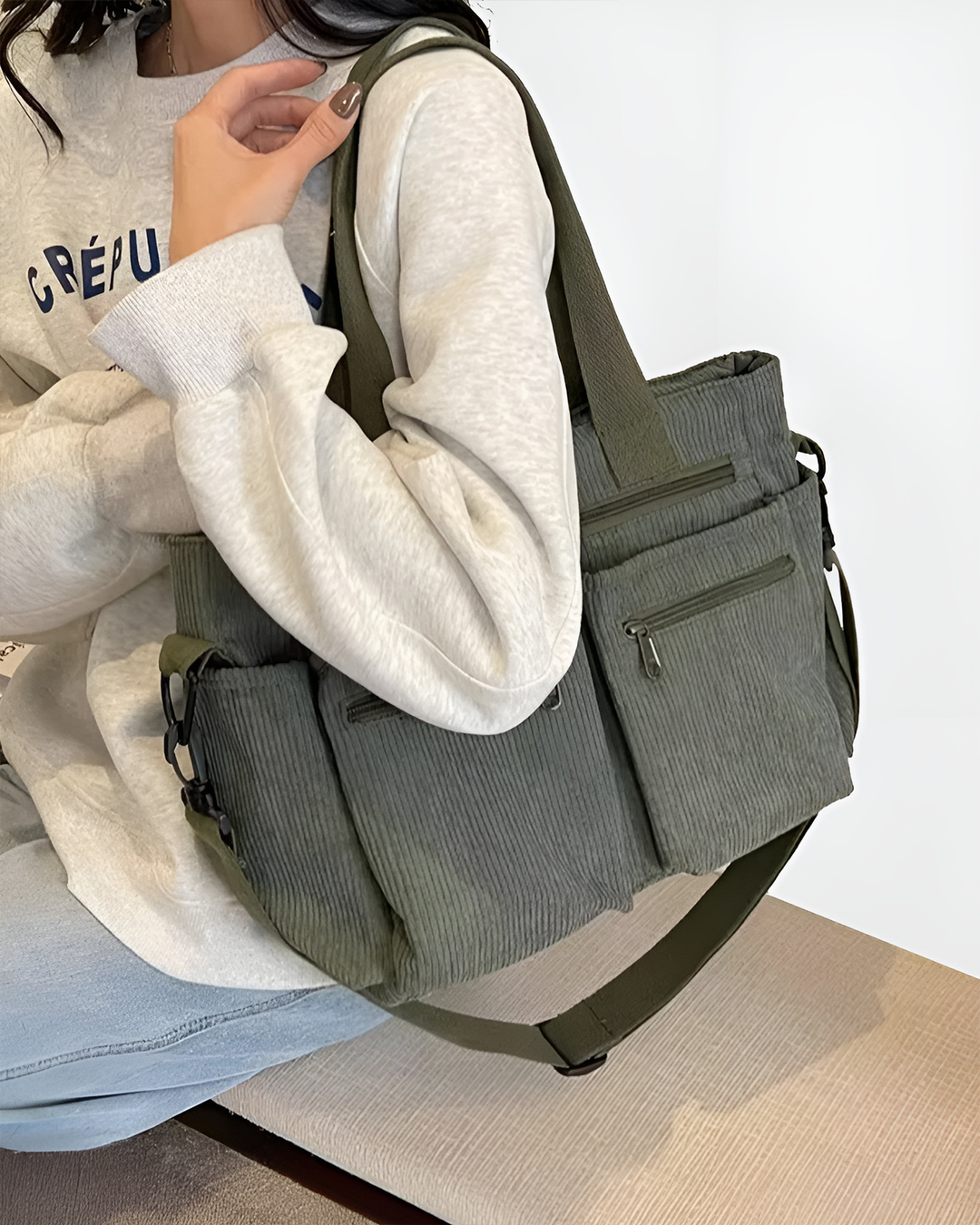 Sac d'épaule zippé en velours côtelé, léger et pratique. Parfait pour organiser vos affaires au quotidien.