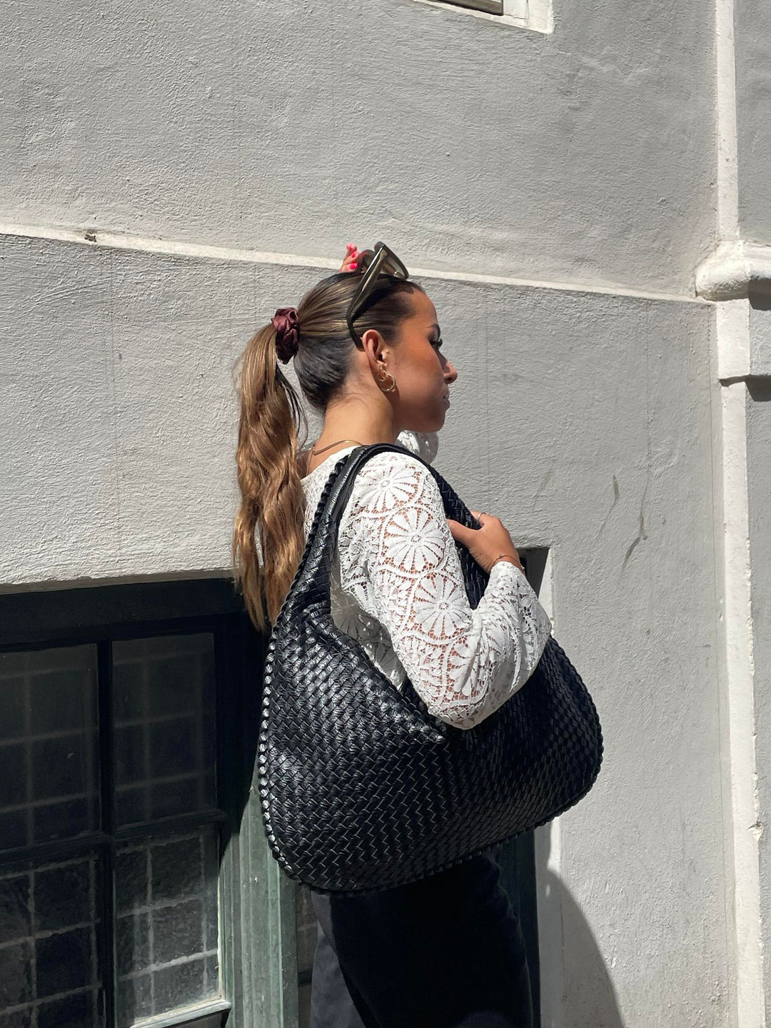 Sac fourre-tout femme élégant en cuir végétalien, spacieux pour le quotidien ou le travail.