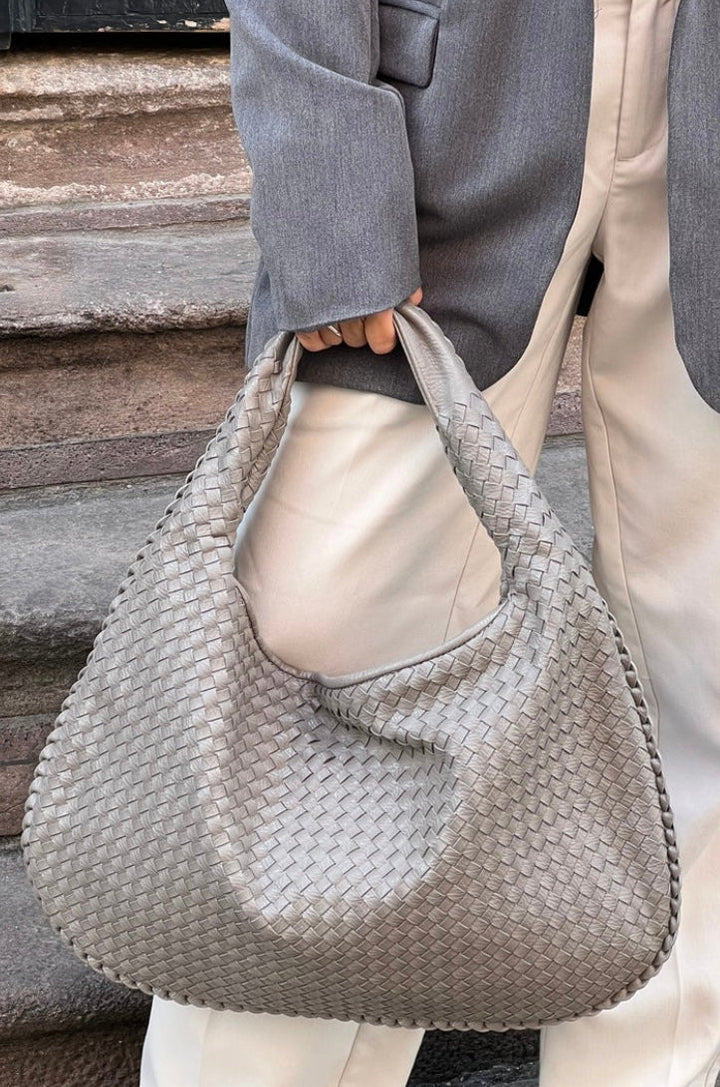 Sac à main femme chic en cuir végétalien, style sac épaule, parfait pour organiser vos affaires au quotidien.