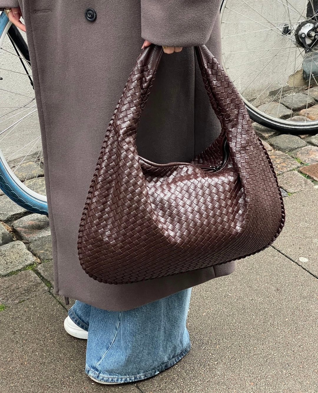 Sac fourre-tout élégant et polyvalent pour femme, parfait comme sac de travail, shopping ou sac quotidien.