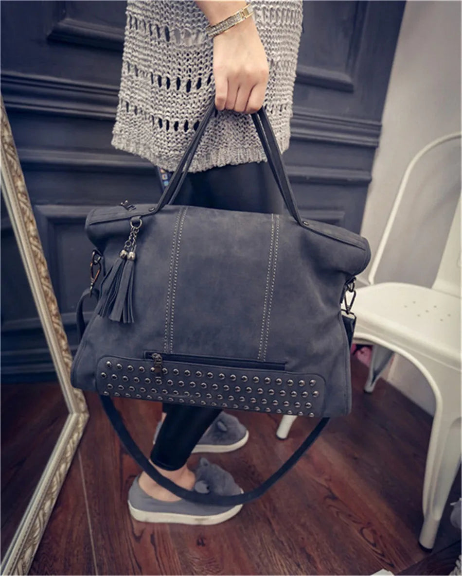 Sac fourre-tout en simili-cuir robuste. Spacieux et chic, parfait pour le lycée, les cours et le travail.