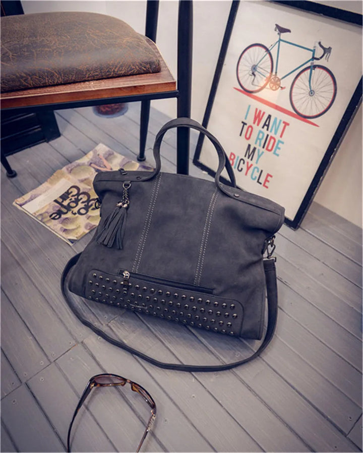 Grand sac d'épaule femme, fourre-tout pour lycée. Organisation facile, parfait pour la rentrée scolaire et le quotidien.