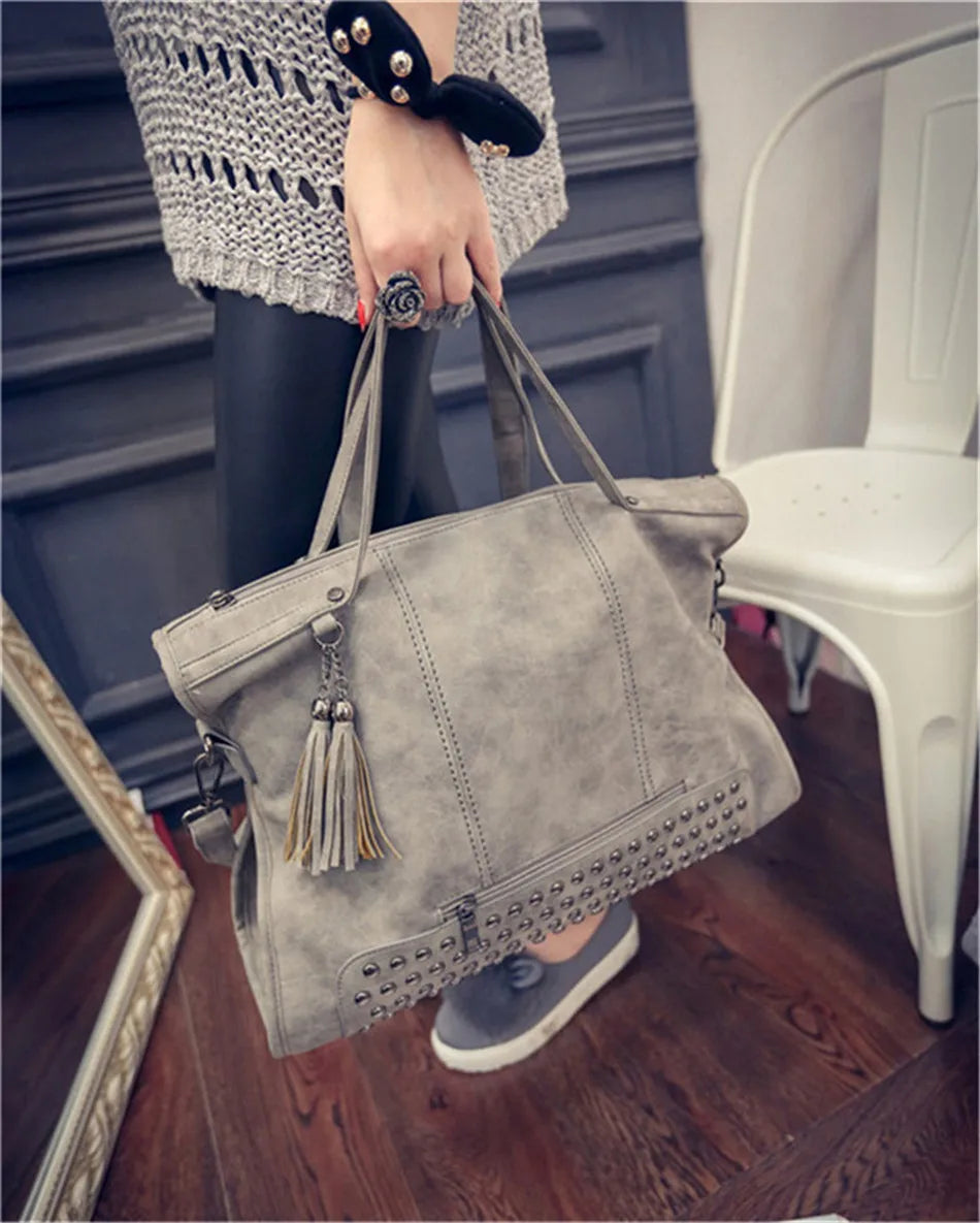 Sac femme élégant avec bandoulière ajustable. Fourre-tout spacieux pour lycée, organisation optimale.