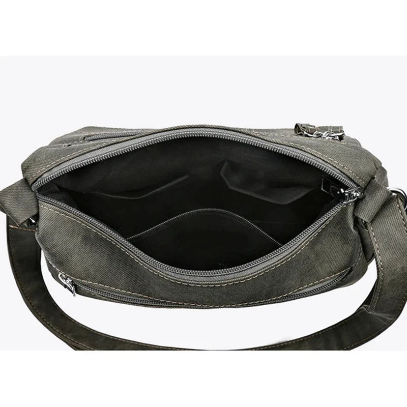 Élégant sac fourre-tout femme en toile denim, bandoulière amovible. L'accessoire pratique pour un look décontracté.