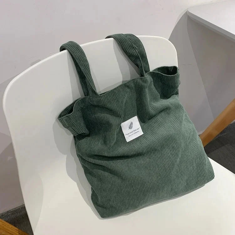 Sac fourre-tout femme élégant en velours côtelé, parfait pour la mode automne hiver.