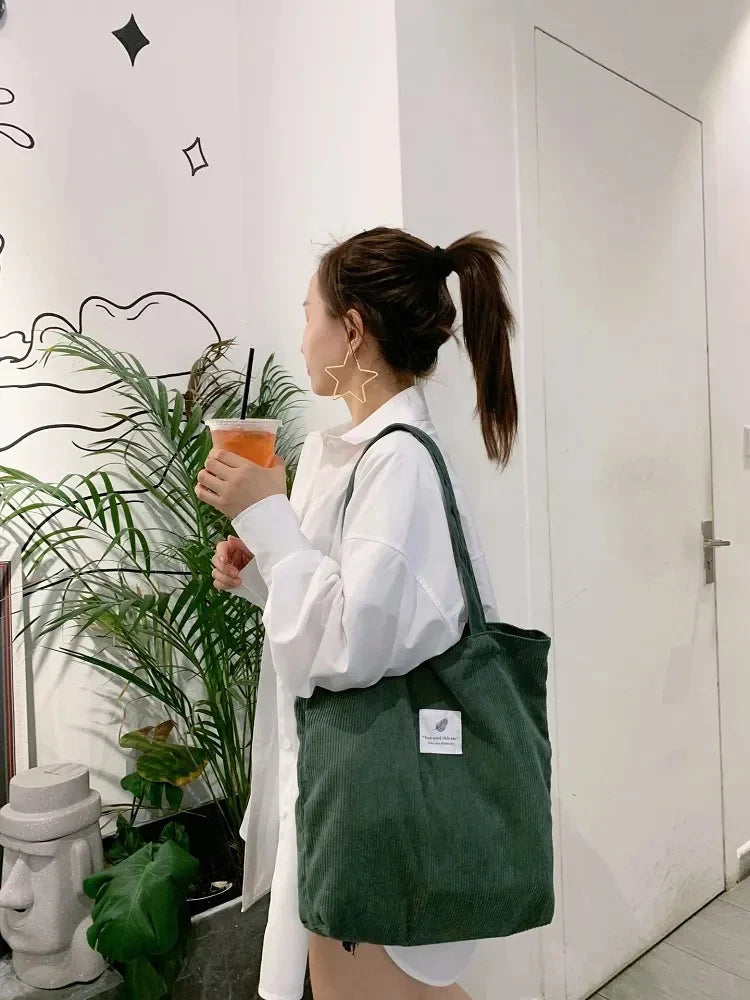 Tote bag femme chic en velours côtelé, sac épaule pratique et accessoire mode pour toute occasion.