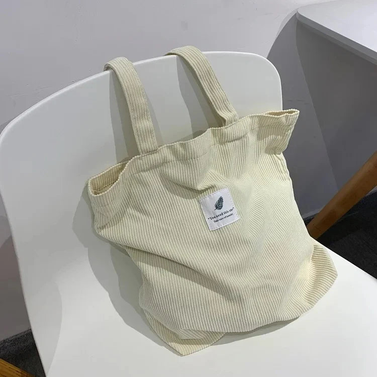 Sac femme en velours côtelé, un fourre-tout élégant et spacieux, idéal pour le quotidien.