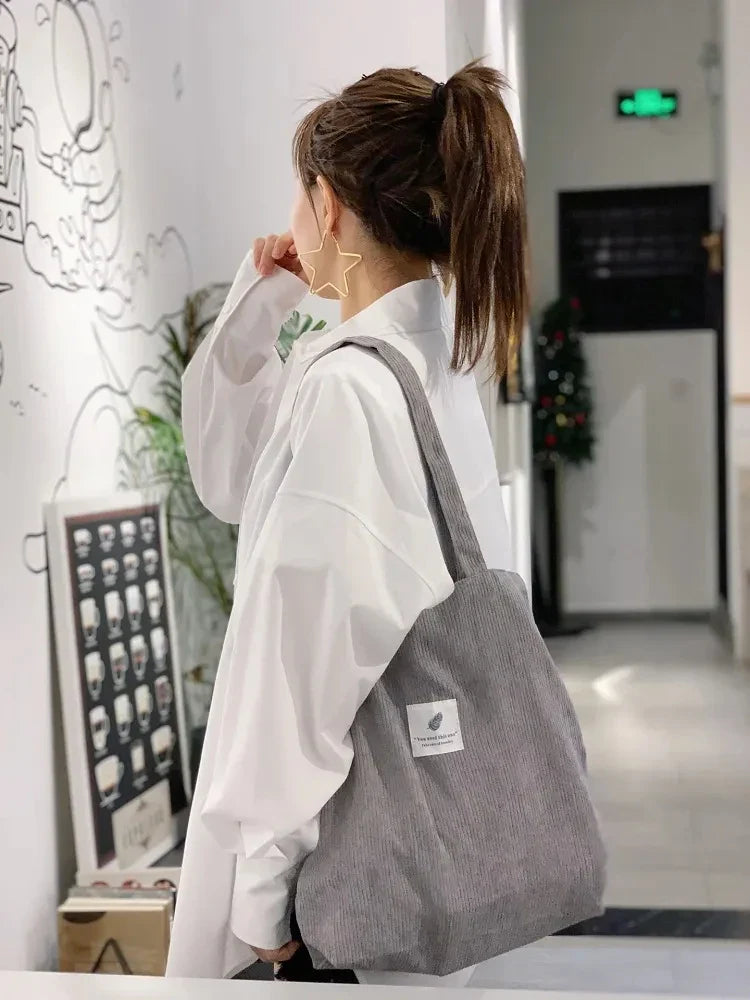 Élégant sac épaule tote bag femme en velours côtelé, accessoire mode tendance pour l'automne-hiver.