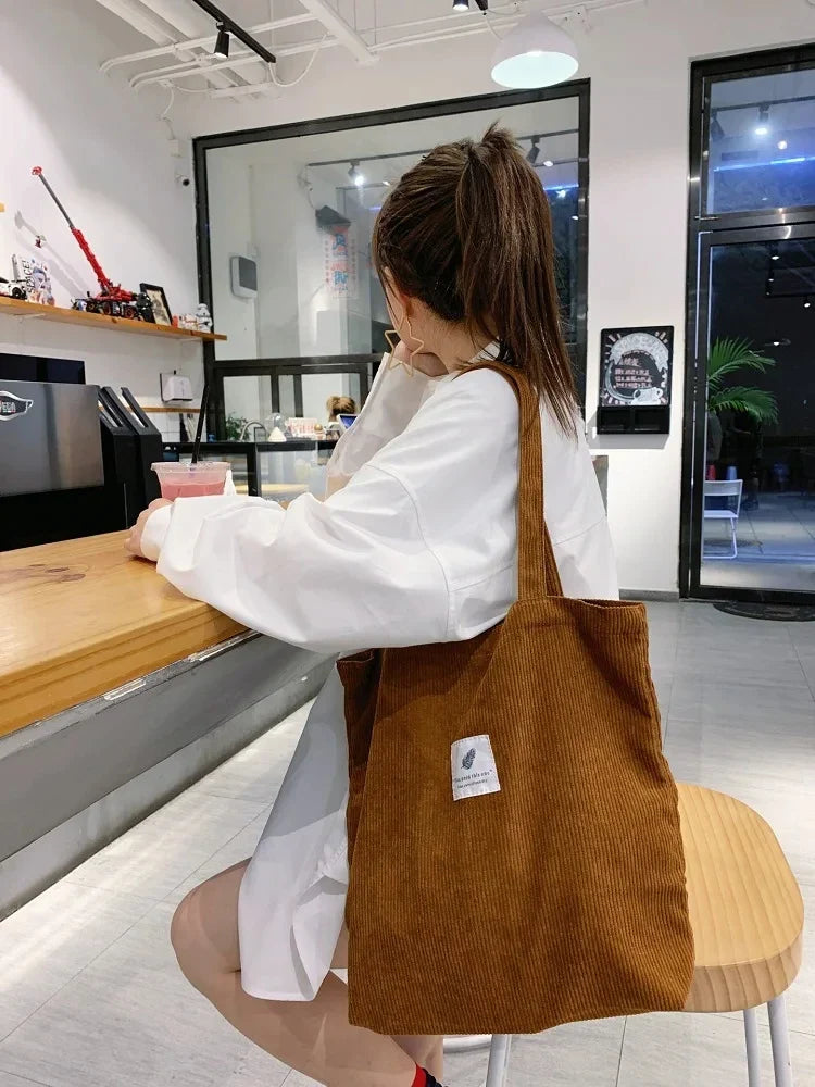 Velours côtelé doux: sac fourre-tout femme pratique, idéal comme sac épaule mode.