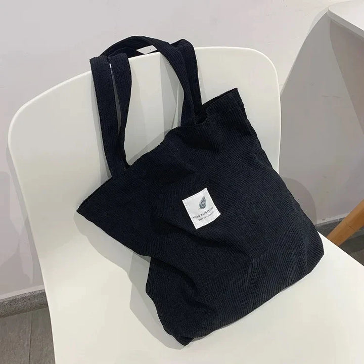 Sac femme élégant en velours côtelé, un tote bag chic et moderne pour un look tendance.