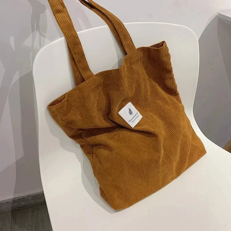 Tote bag femme en velours côtelé, accessoire mode incontournable, parfait pour l'automne hiver.
