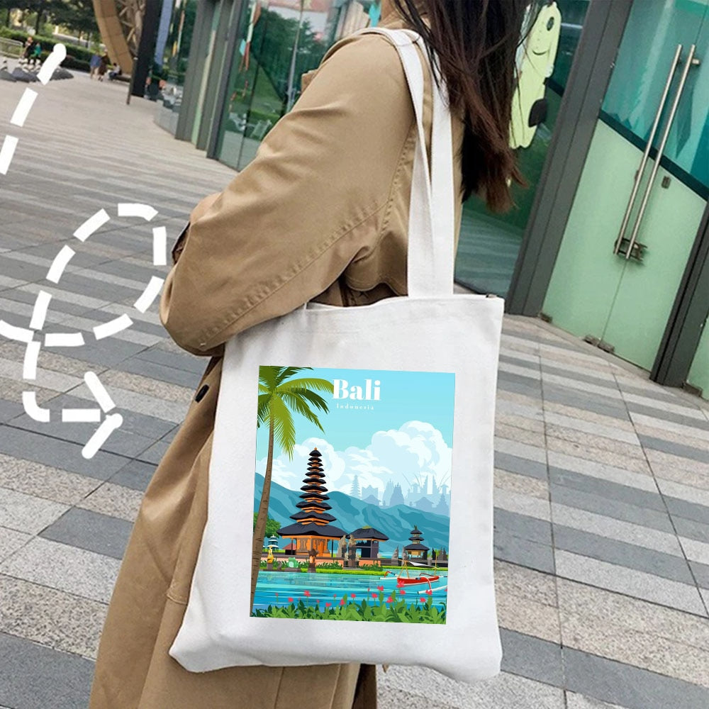 Sac de plage fourre-tout en coton balinais pour femme, idéal comme souvenir de voyage ou accessoire d'été chic.