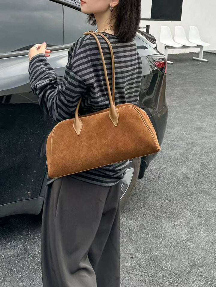 Sac fourre-tout élégant en daim noir pour femme, porté épaule, idéal pour l'automne-hiver, grand format.