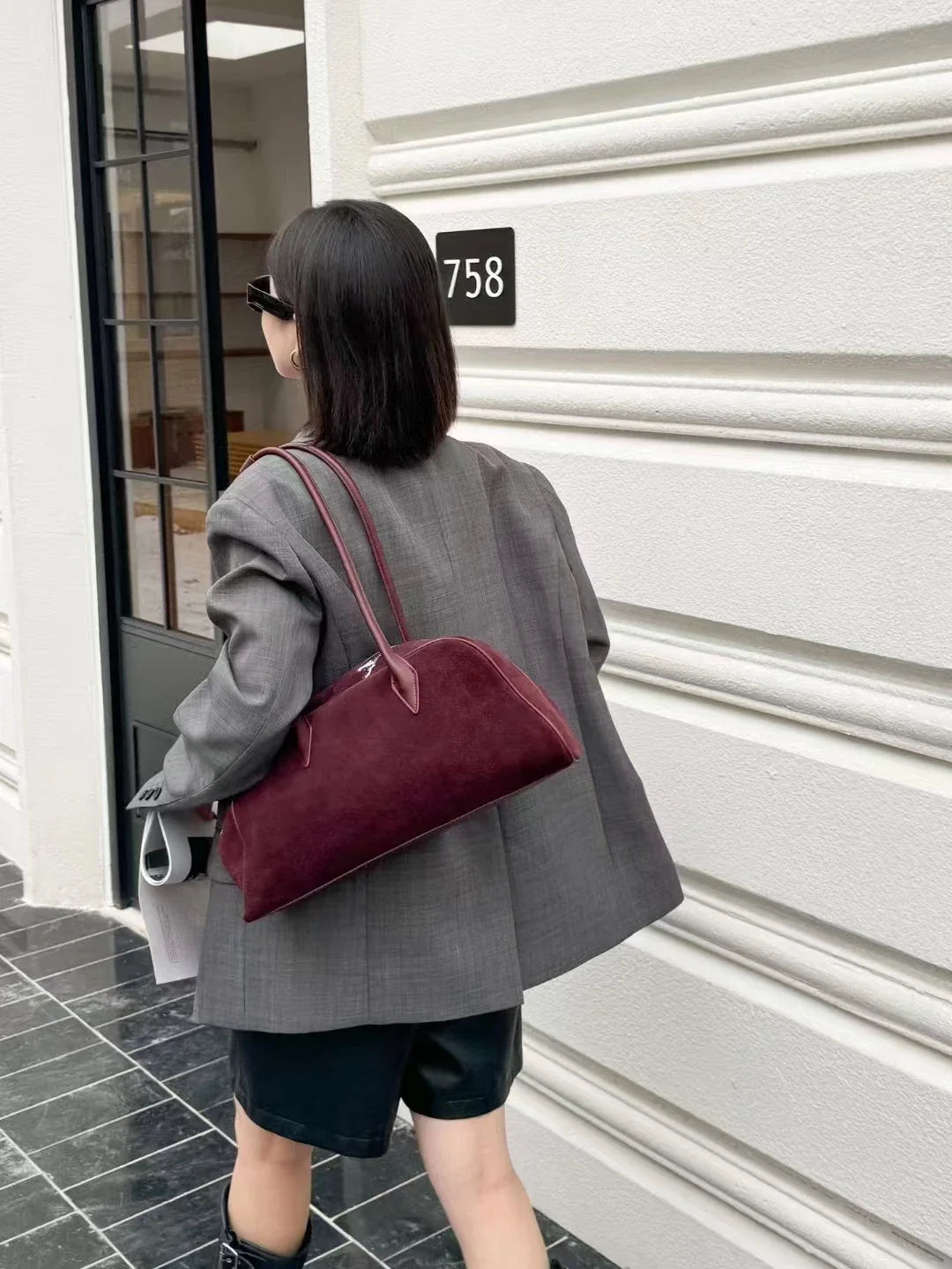 Détail du sac fourre-tout en daim beige, texture douce et élégante, maroquinerie de qualité pour femme.
