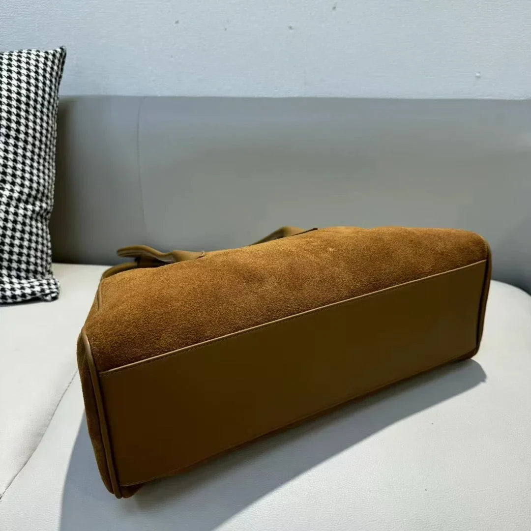 Sac femme en daim gris foncé, modèle fourre-tout avec fermeture éclair, parfait pour l'automne-hiver.
