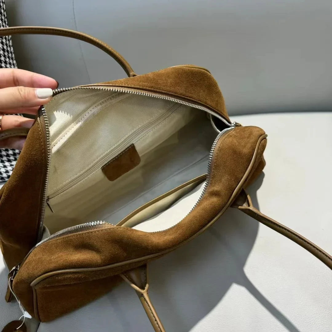 Sac épaule en daim camel pour femme, design épuré, accessoire de mode polyvalent et élégant.