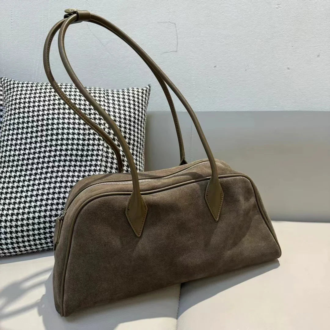 Vue intérieure d'un sac fourre-tout en daim pour femme, spacieux, avec poches de rangement, maroquinerie.